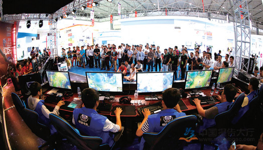 德媒：热刺已成为西蒙斯的首选下家，切尔西始终未正式报价