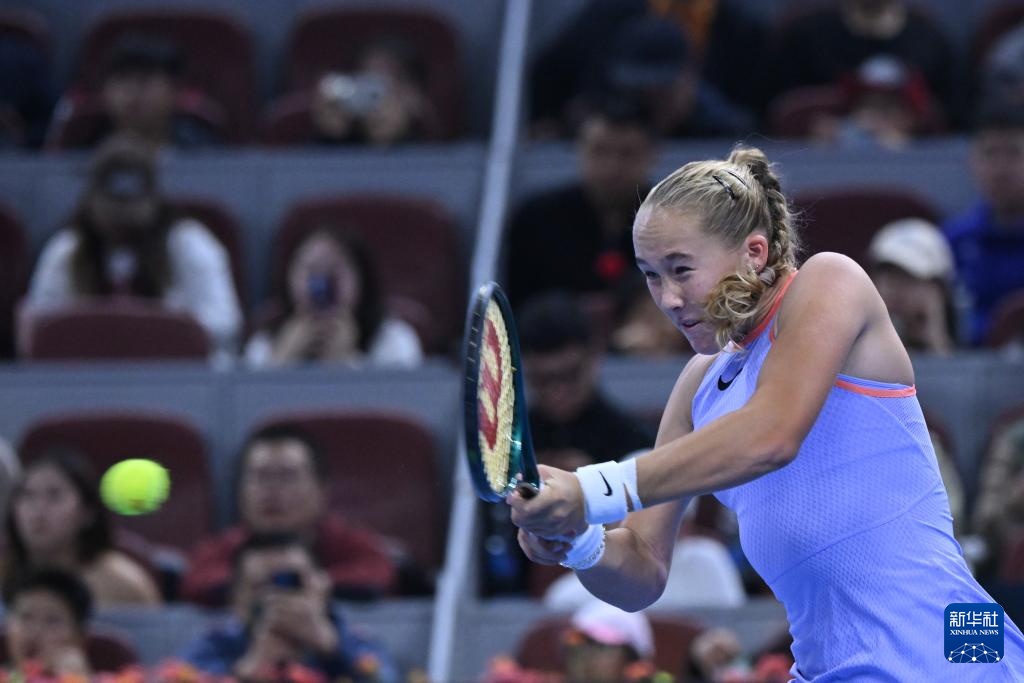 没看清？邵镤亮错穿魏黾哲球衣，在比赛中更换时吃到黄牌.